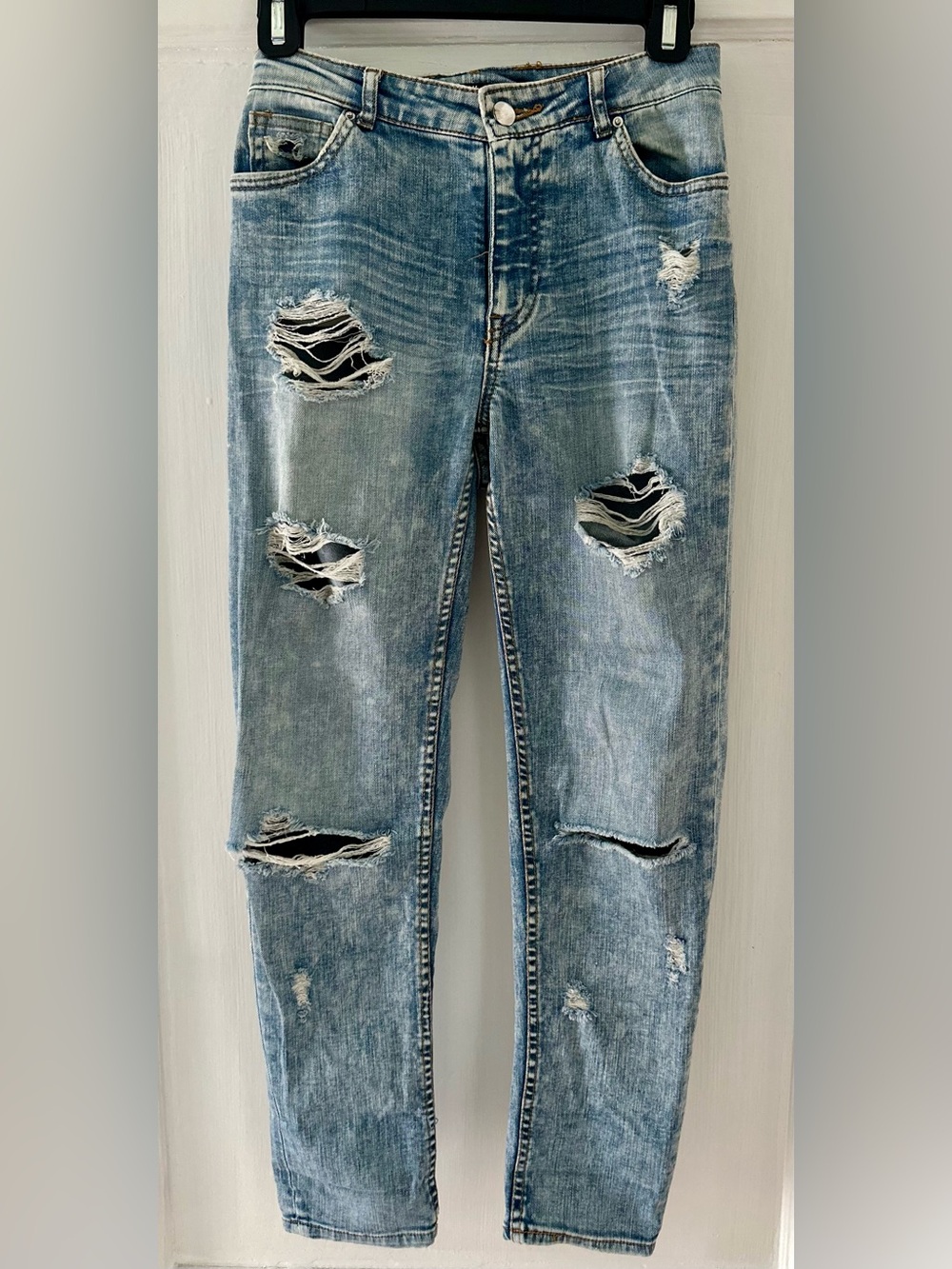 H&M Distressed Light Wash Jeans (Size 2 / EUR 32)
